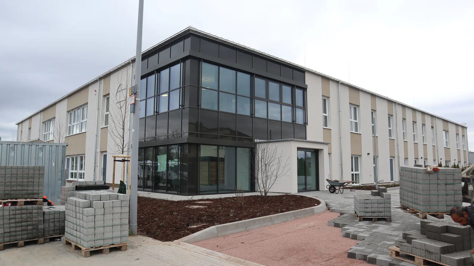 Fertiggestellter Werkstattneubau mit verglaster Gebäudeecke