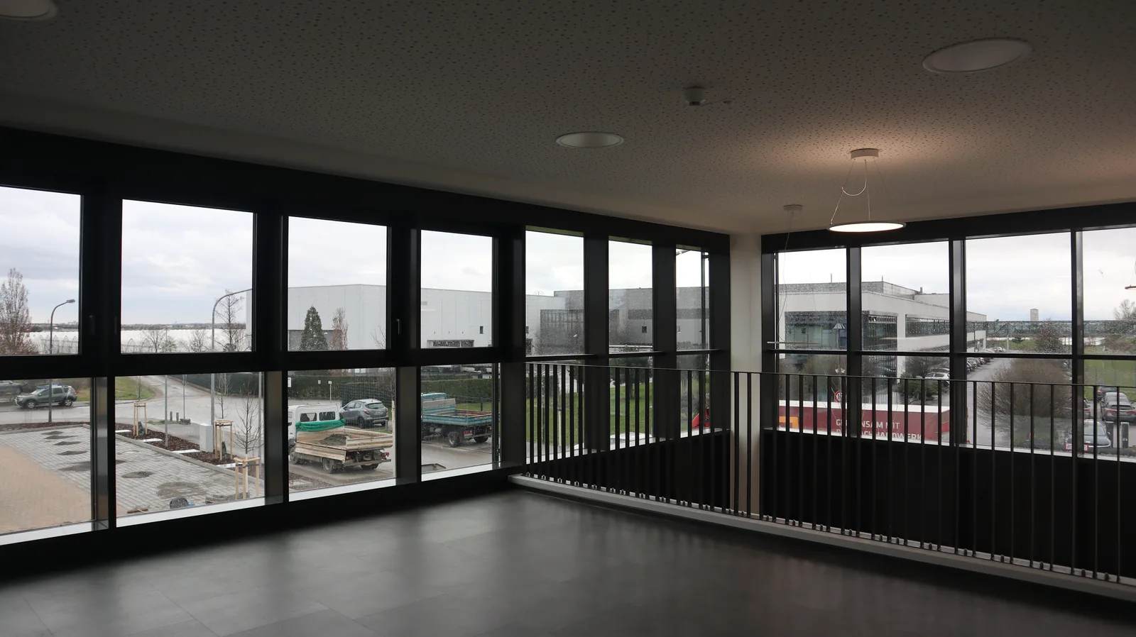 Foyer im Obergeschoss mit Aufenthaltsbereichen und Blickbeziehung in das darunterliegende Foyer