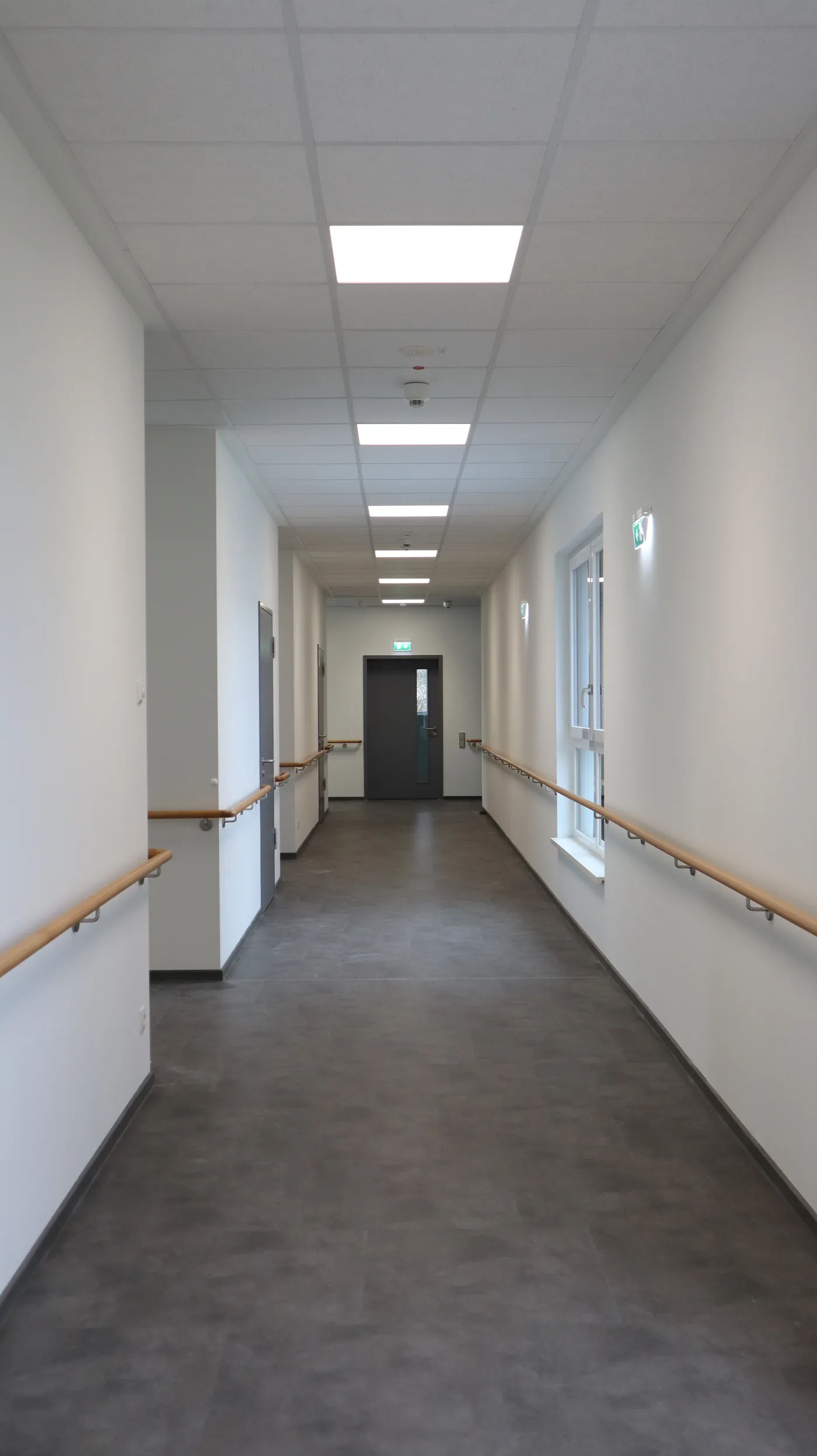 Flur mit durchlaufendem Handlauf an beiden Wandseiten