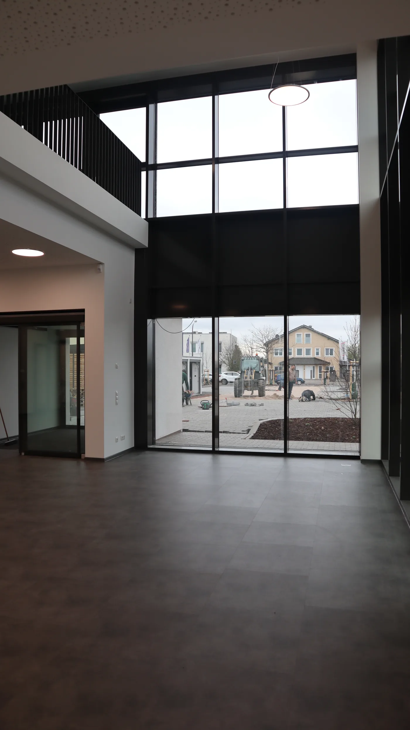 Foyer mit umlaufender Galerie im Obergeschoss und Oberlichtverglasung