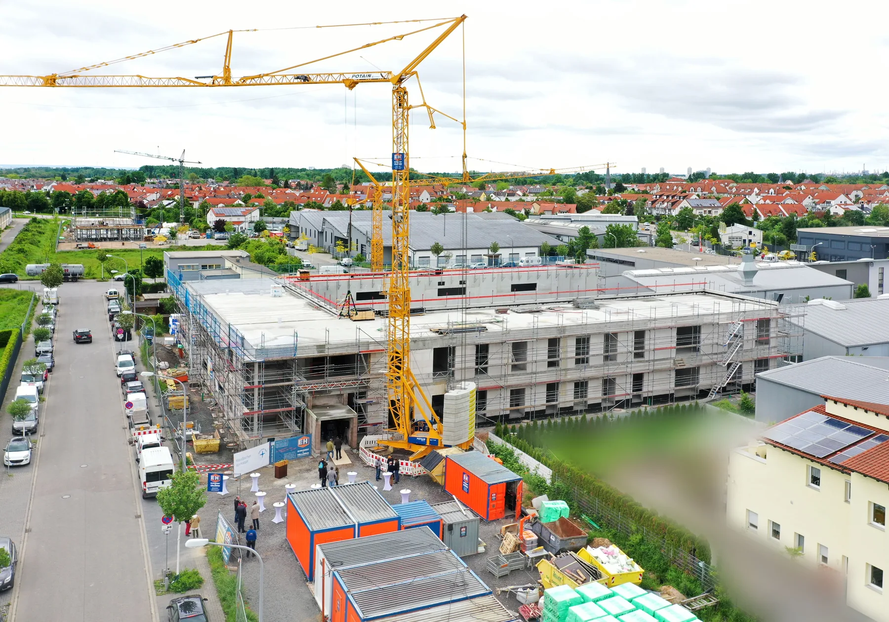 Rohbau der Werkstatt mit Baukran, aufgenommen vom Nachbargebäude zum Richtfest